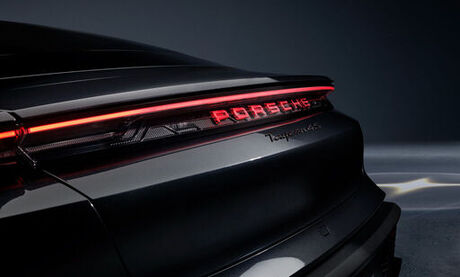 Das Heck eines Porsche Taycan in schwarz