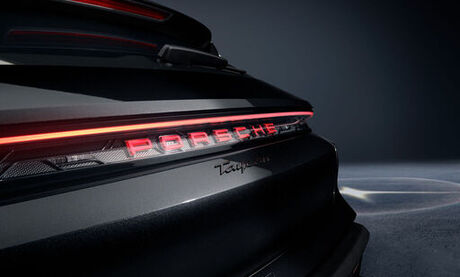 Das Heck eines Porsche Taycan Sport Turismo in schwarz