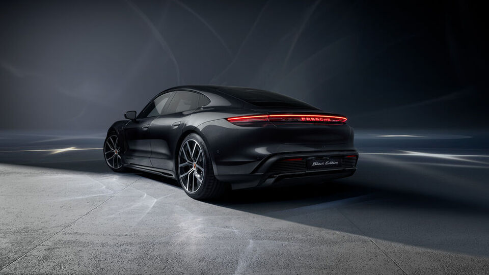 Taycan in Schwarz Heckansicht