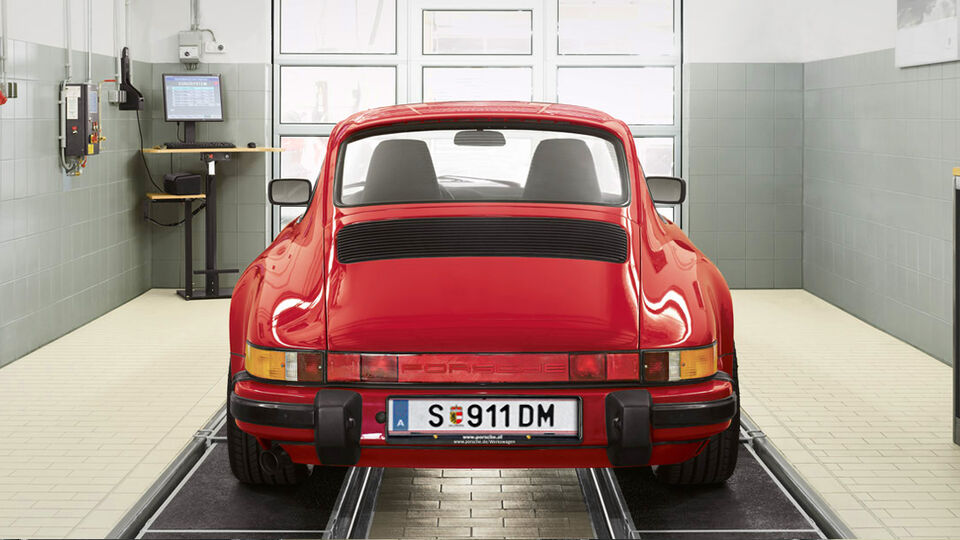 Roter 911 Carrera auf einer Hebebühne