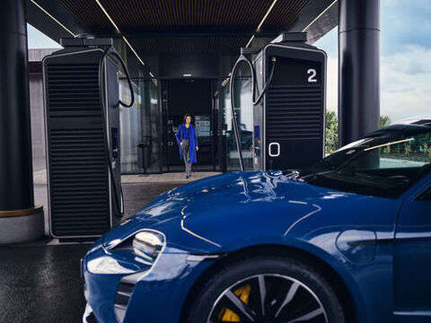 porsche-hybrid-laden-unterwegs