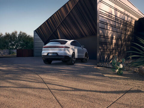 porsche-hybrid-laden-am-ziel