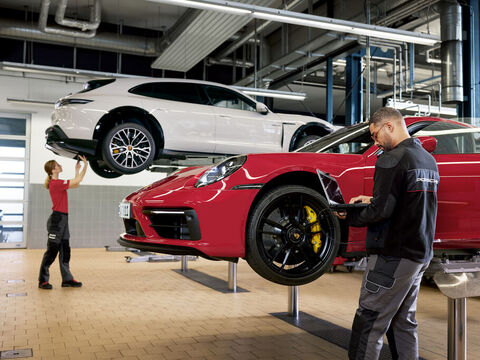 Zwei Porsche Fahrzeuge auf der Hebebühne