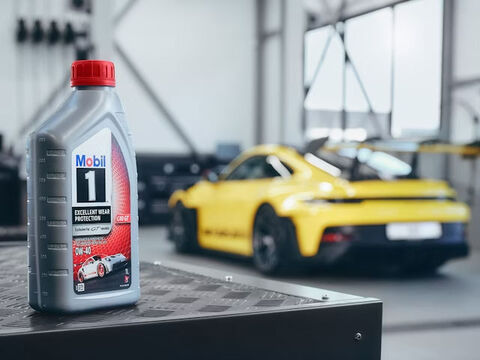 Verschiedene Porschemodelle vor einem Backsteingebäude