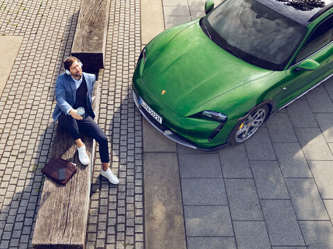 3 Techniker blicken in den Motorraum eines Porsches