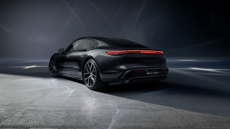 Schwarzer Taycan in Heckansicht
