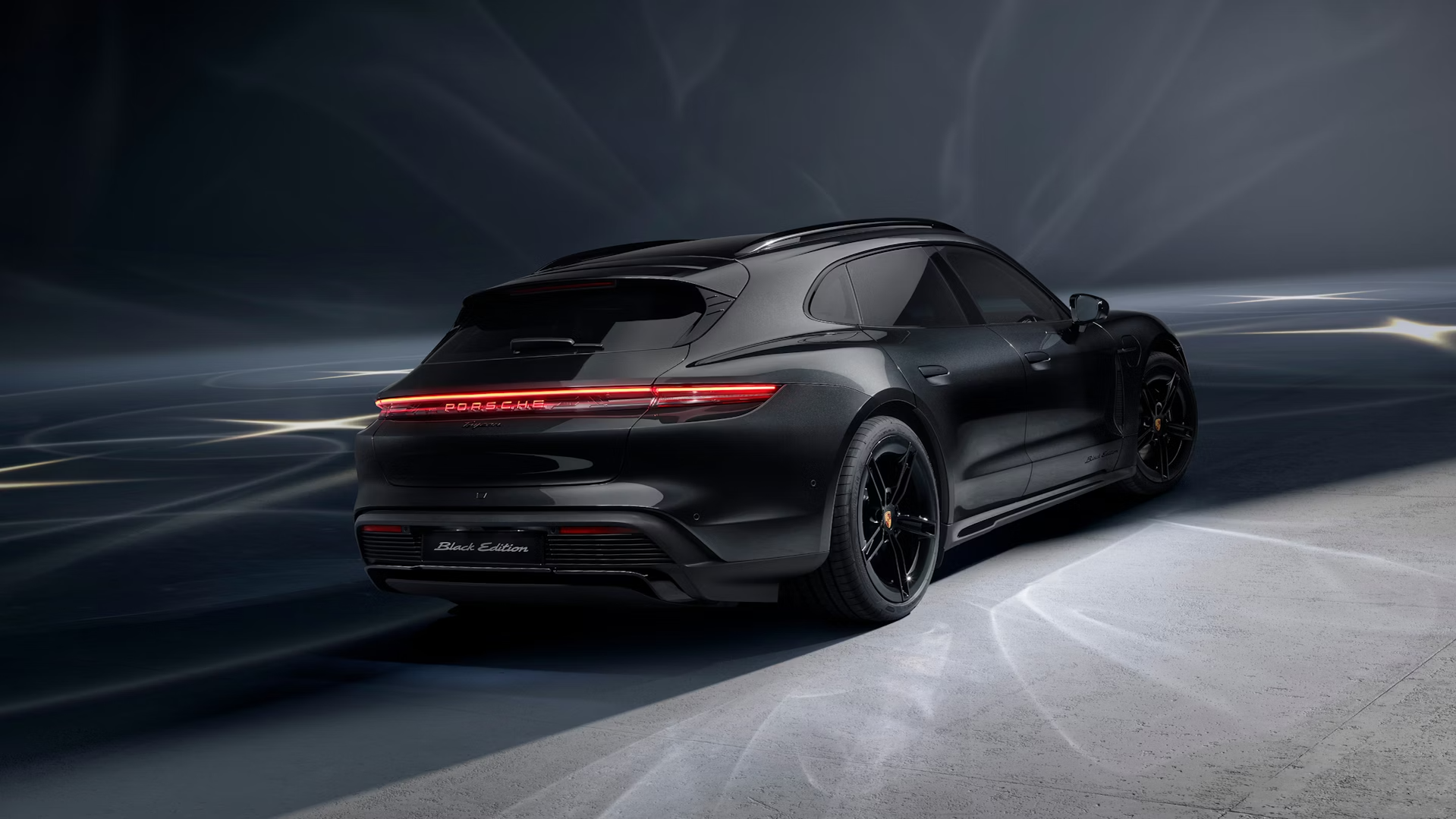 Taycan Black Edition in Heckansicht
