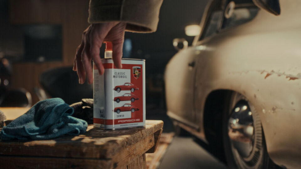 Motorölbehälter neben 356 Porsche Classic