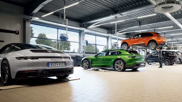 Verschiedene Porsche Modelle in einer Werkstatt