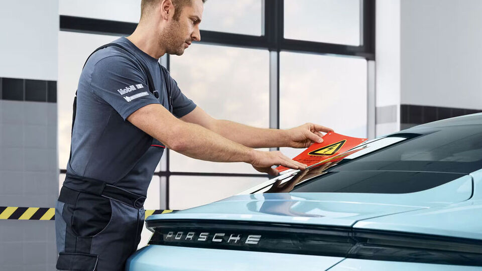 Verschiedene Porsche Modelle in einer Werkstatt