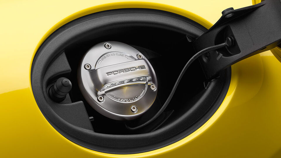 Silberner Tankdeckel eines Porsches