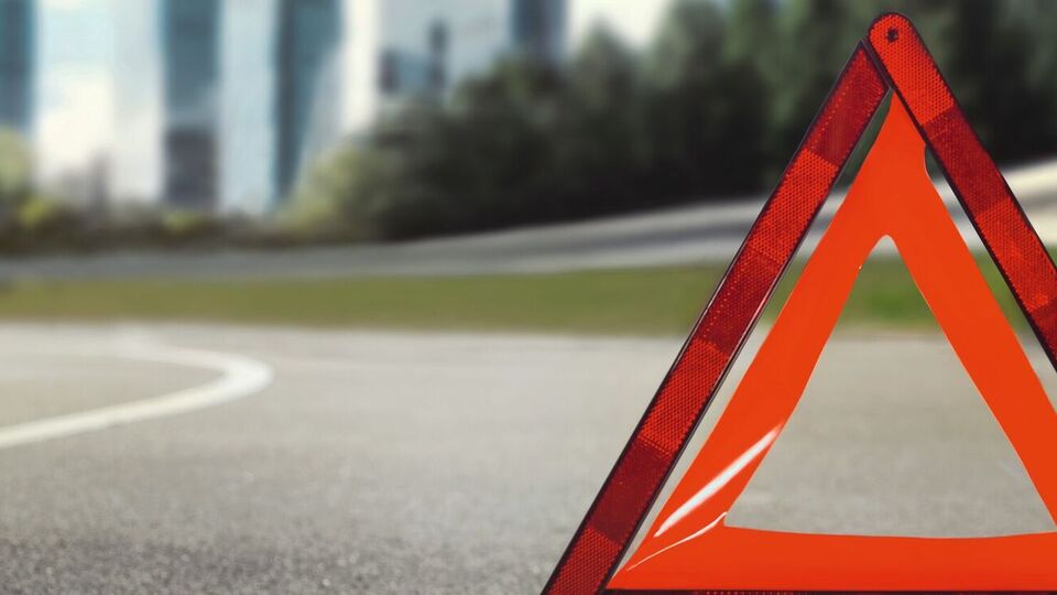 Pannendreieck steht am Seitenrand einer Straßenkurve