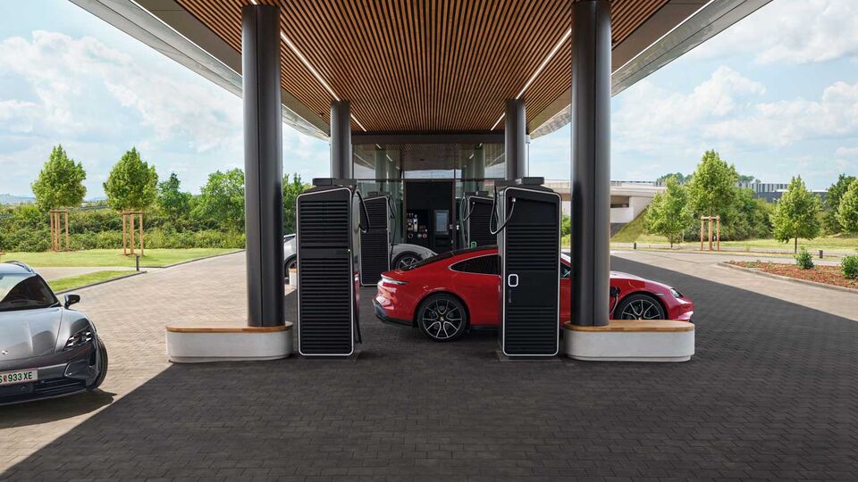 Porsche steht bei einer Ladetankstelle