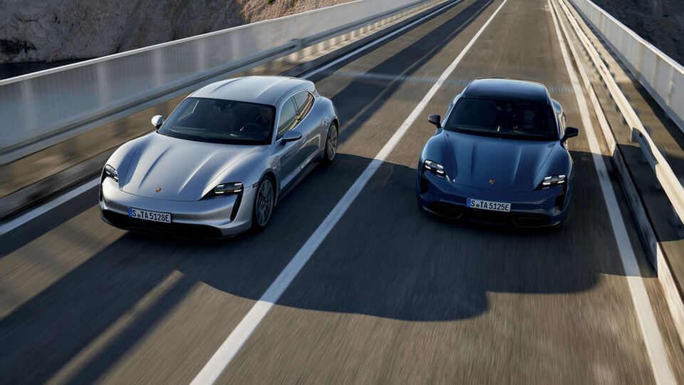 Frau steigt aus einem 911 Cabrio aus