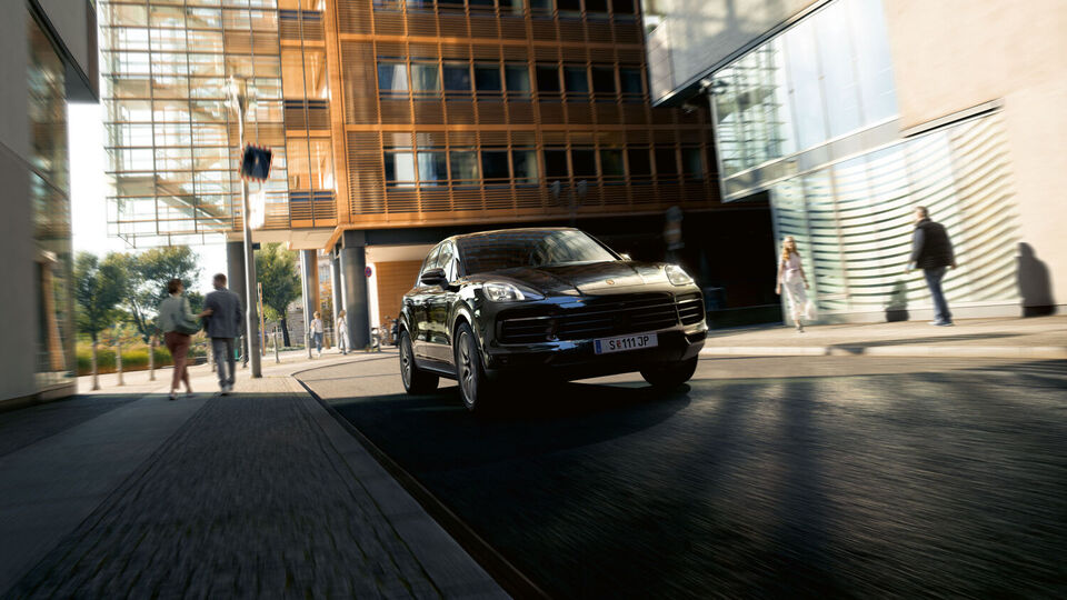 Ein Techniker arbeitet an einem Porsche Auto