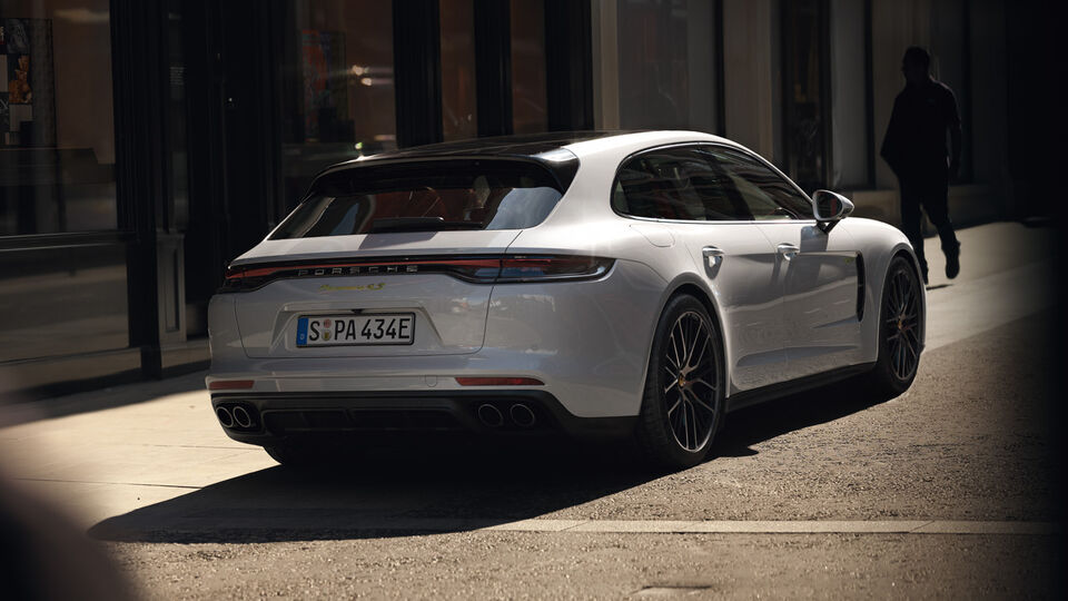 Frau steigt aus einem 911 Cabrio aus