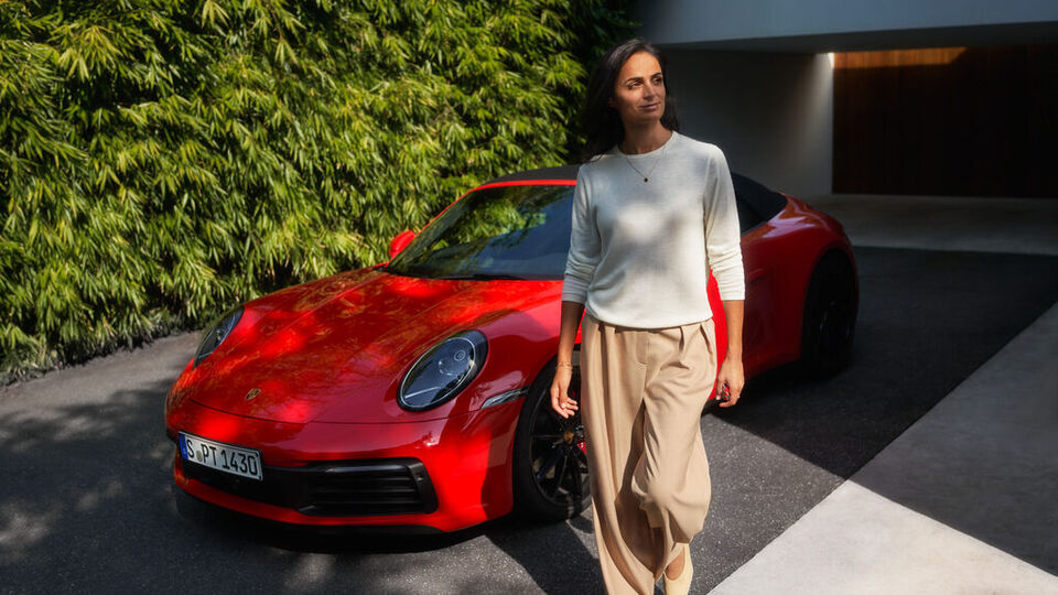 Ein Techniker arbeitet an einem Porsche Auto