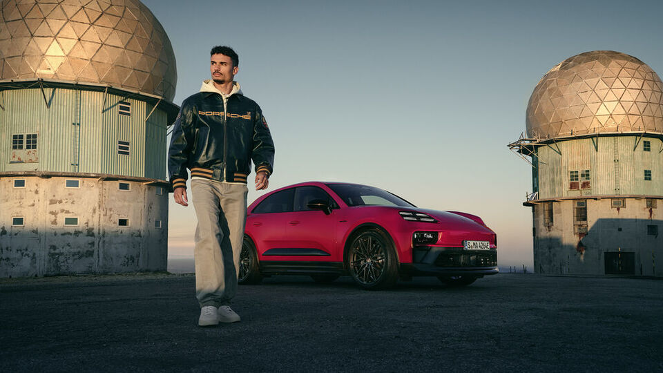 Ein Porsche Macan bei einer E-Ladestation bei Dämmerung
