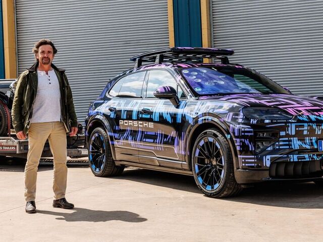 Richard Hammon steht neben einem Porsche Cayenne E4