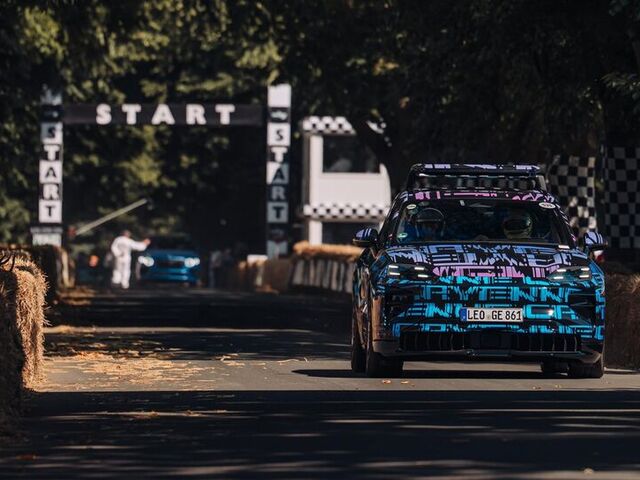 Porsche Cayenne E4 auf der Zielgeraden am Goodwood Festival