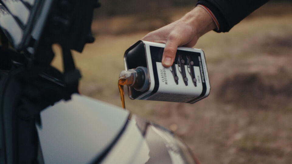 Classic Motoröl wird in einen Porsche eingefüllt