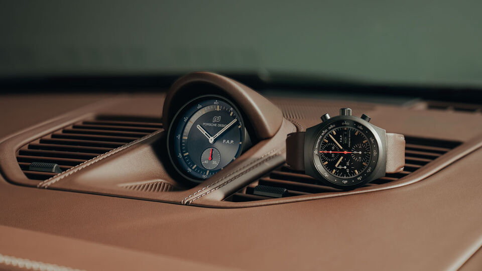 Frau steigt aus einem 911 Cabrio aus