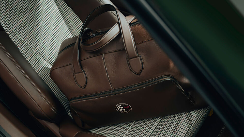 Ein Techniker arbeitet an einem Porsche Auto