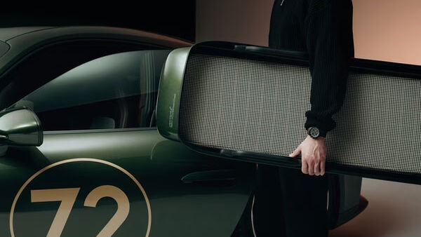 Frau steigt aus einem 911 Cabrio aus