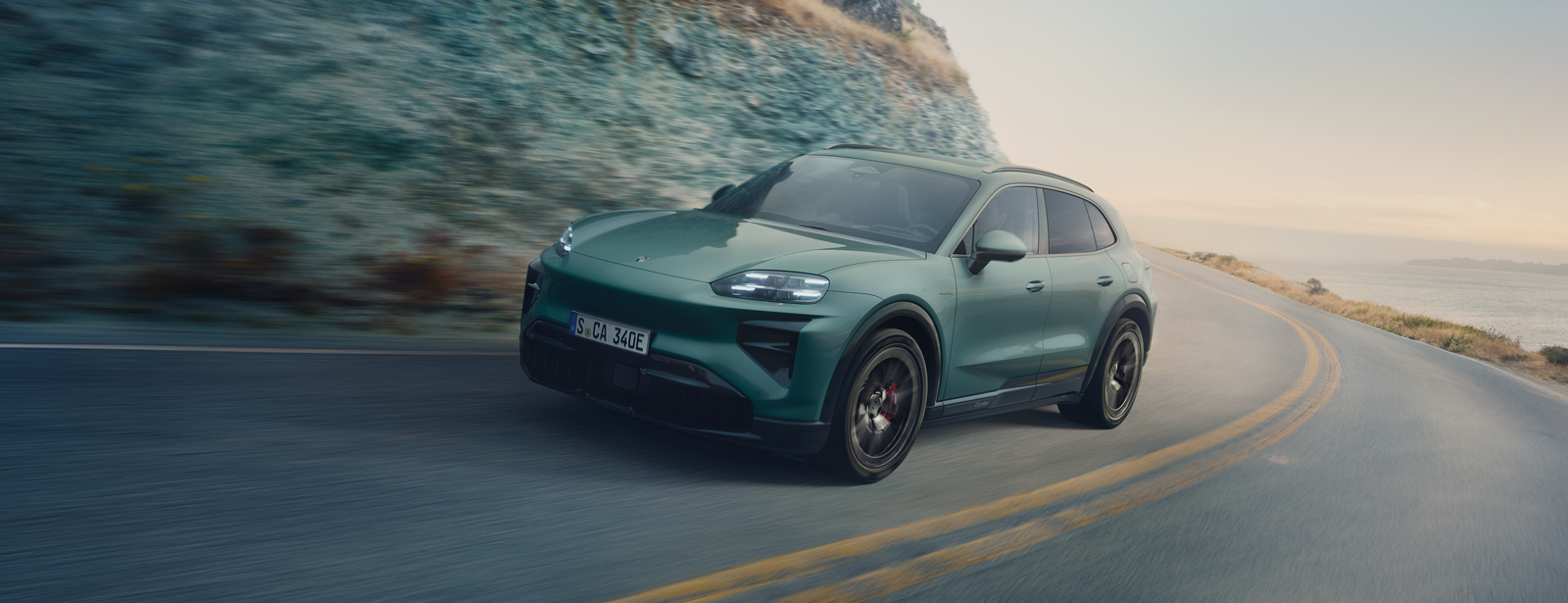 Seitliche Ansicht des Porsche Macan 4S in grün.