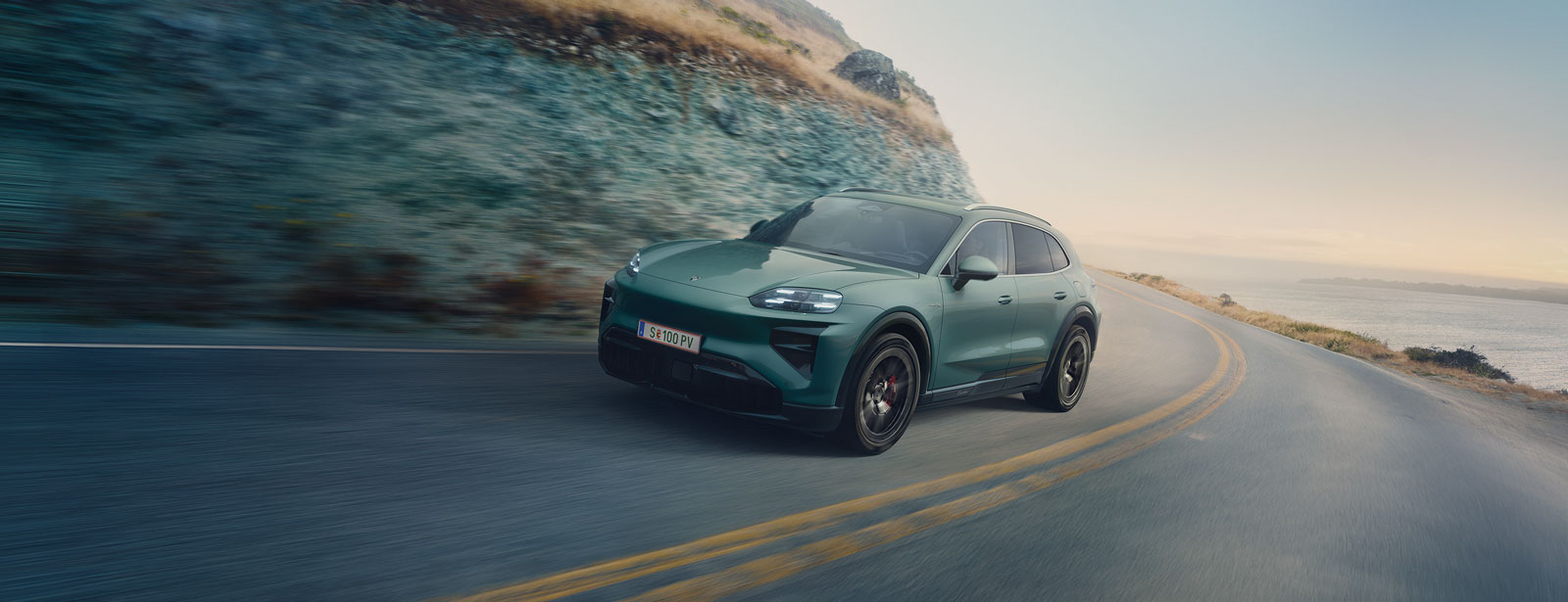 Seitliche Ansicht des Porsche Macan 4S in grün.