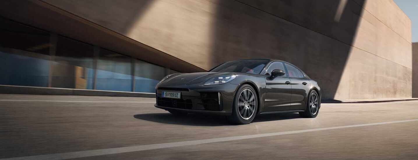 Weißer Porsche Panamera 4 E-Hybrid in seitlicher Ansicht.