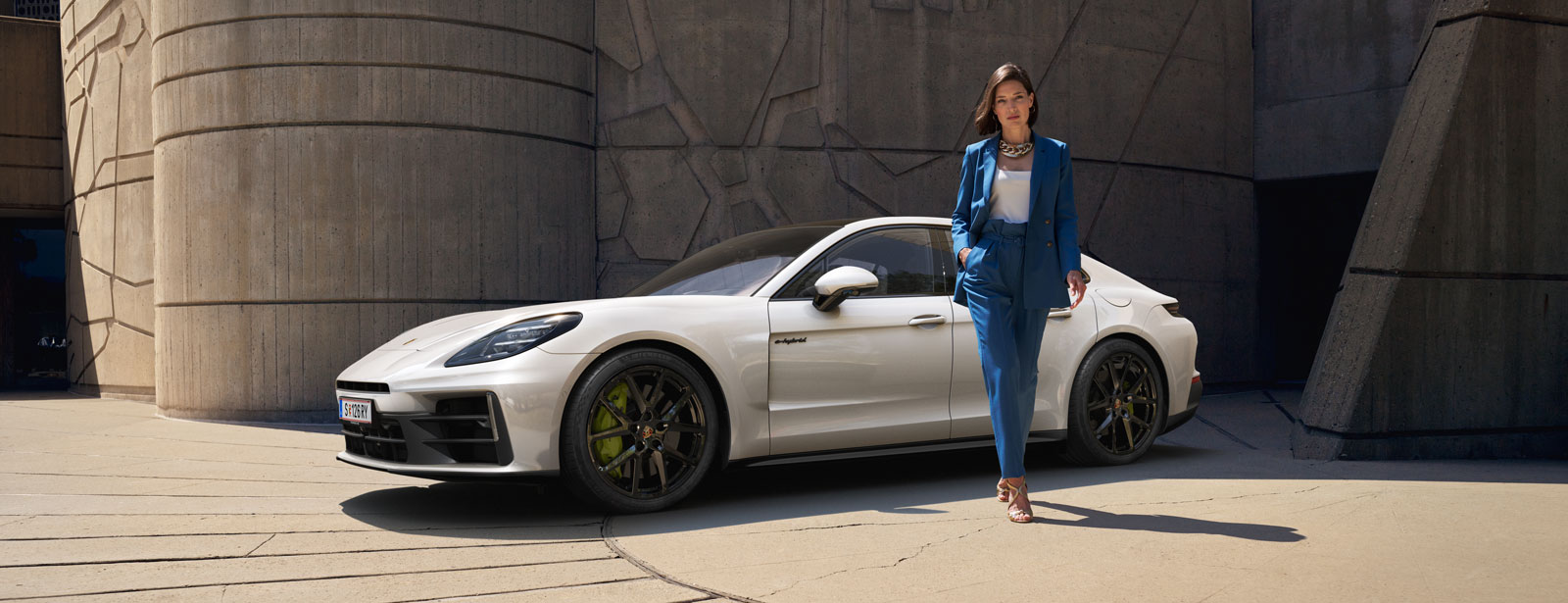 Weißer Porsche Panamera 4 E-Hybrid in seitlicher Ansicht.
