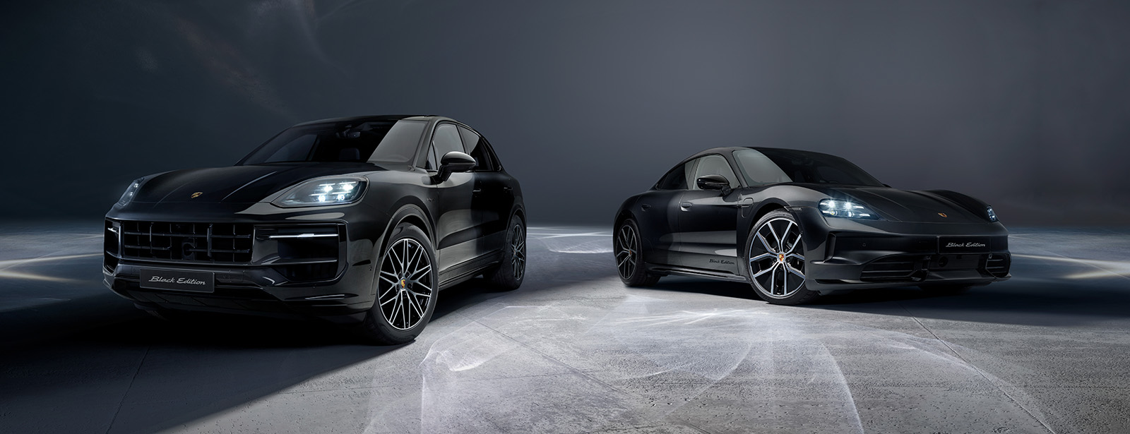 Der Porsche Taycan in der Seitenansicht in schwarz.