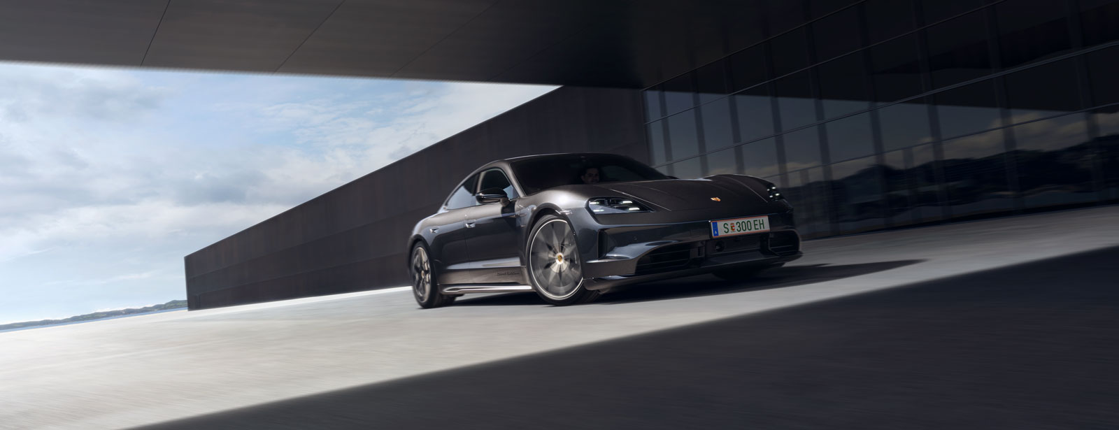 Der Porsche Taycan in der Seitenansicht in schwarz.
