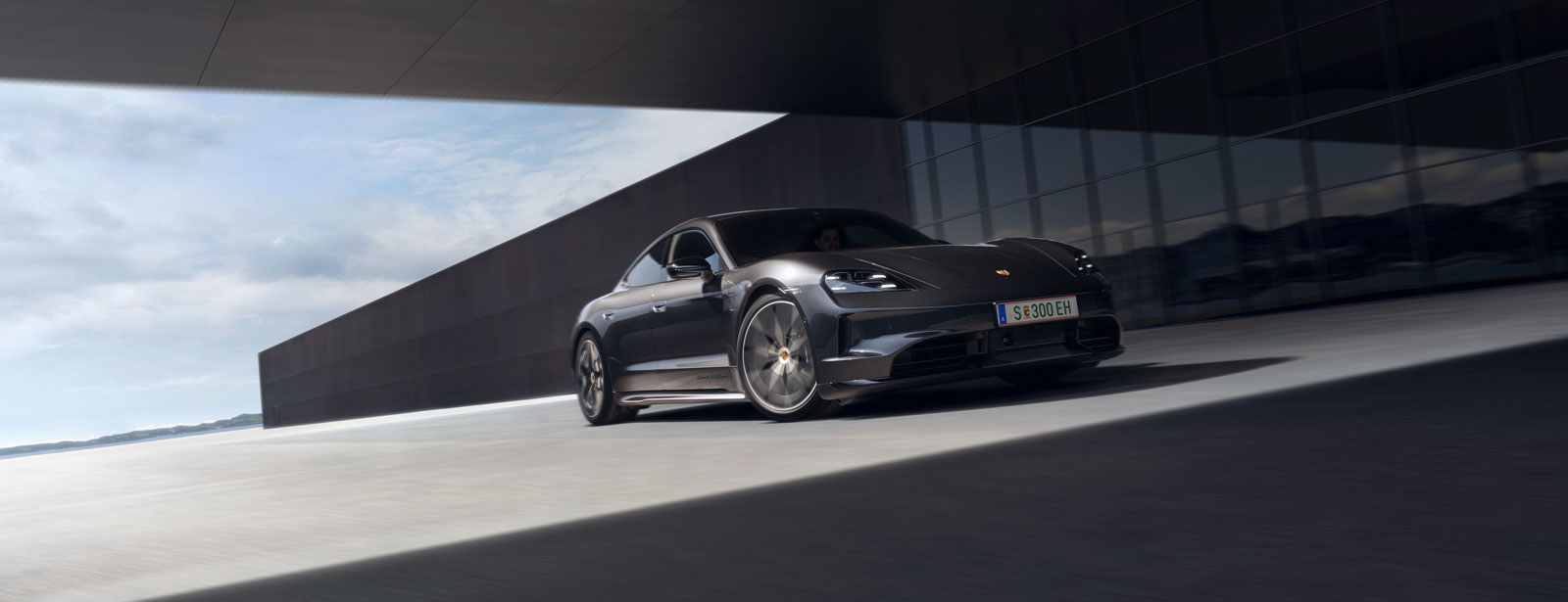 Der Porsche Taycan in der Seitenansicht in schwarz.