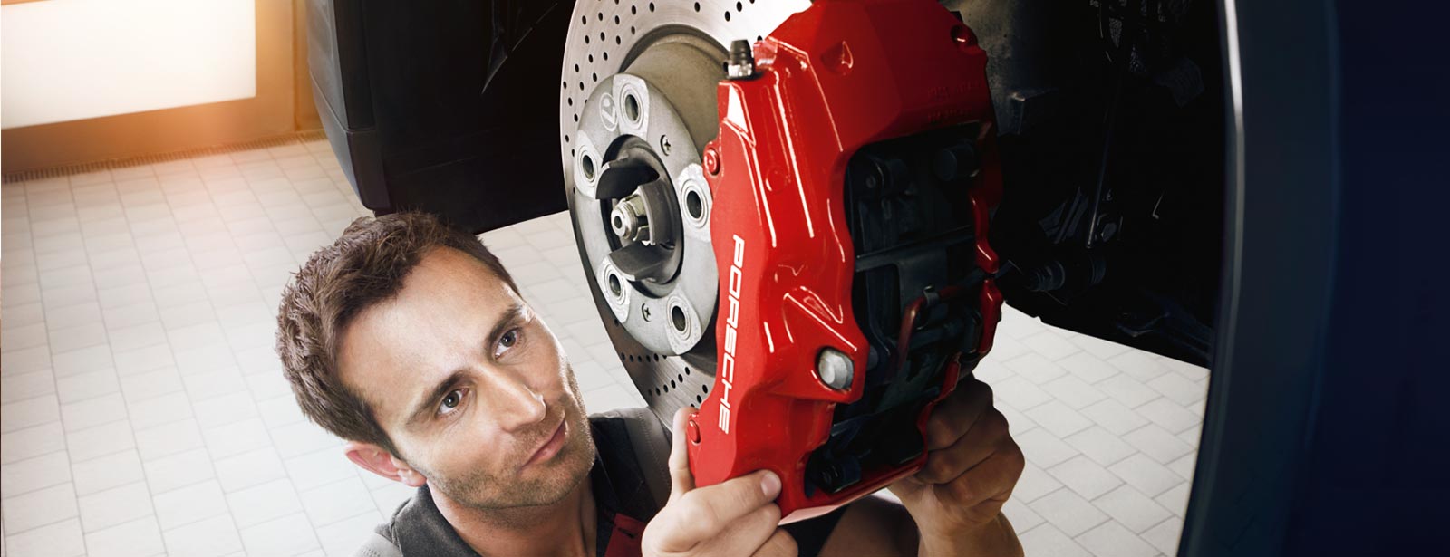 Mechaniker montiert Bremssattel