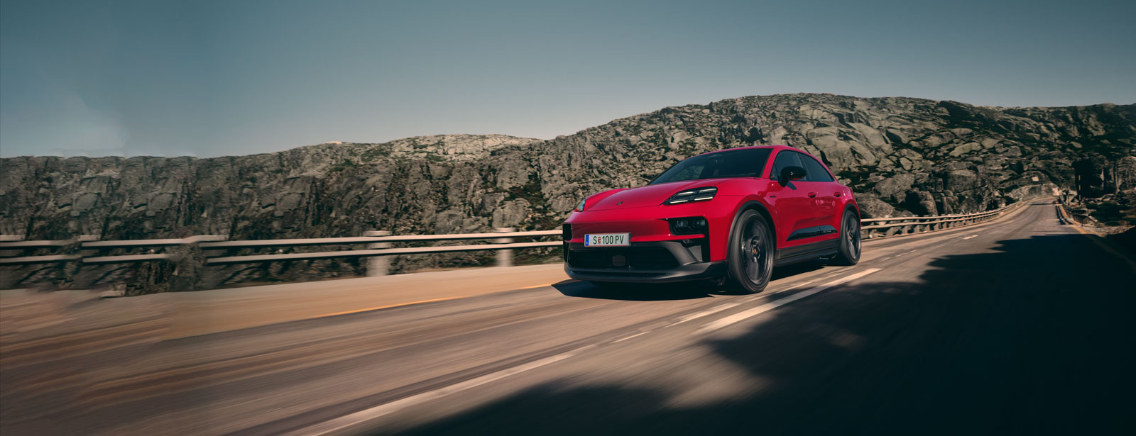 Roter Macan GTS auf einer Rennstrecke