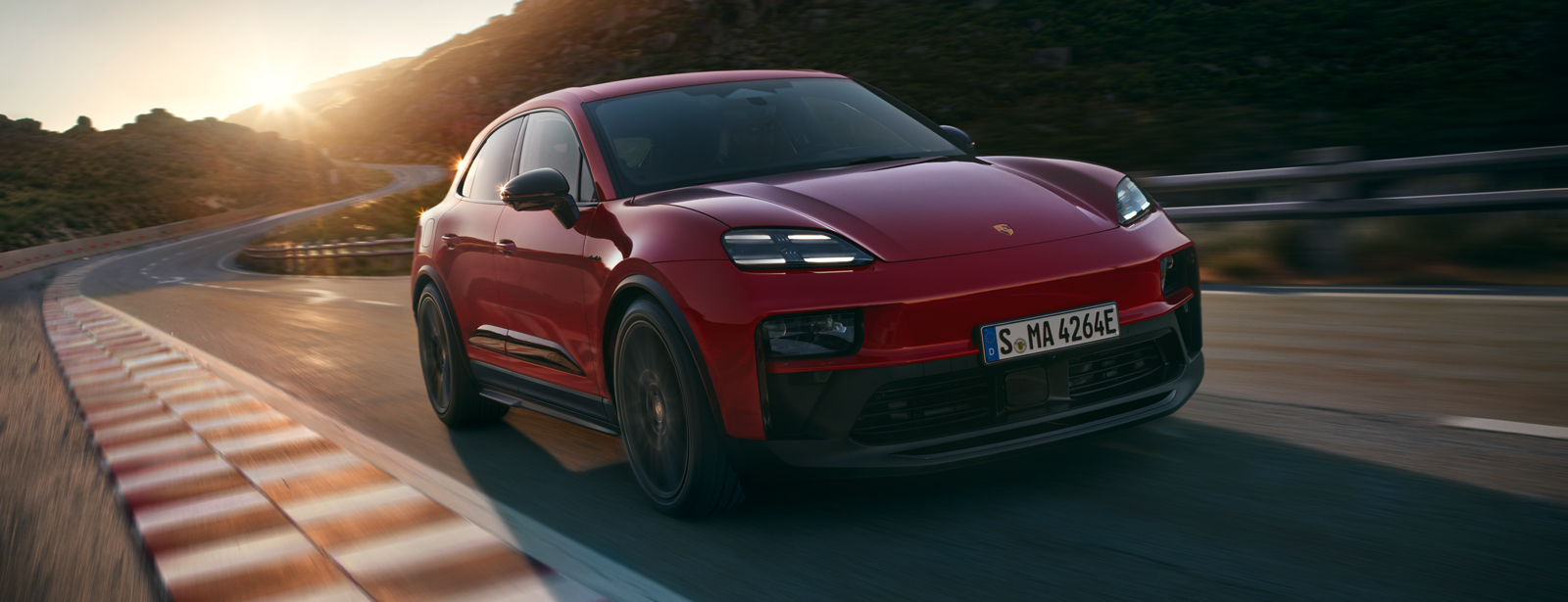 Roter Macan GTS auf einer Rennstrecke